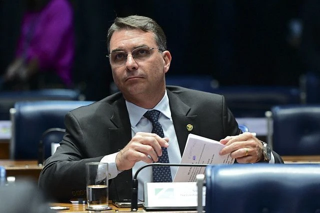 Flávio critica prisão preventiva de Bolsonaro e fala em “absurdo completo”