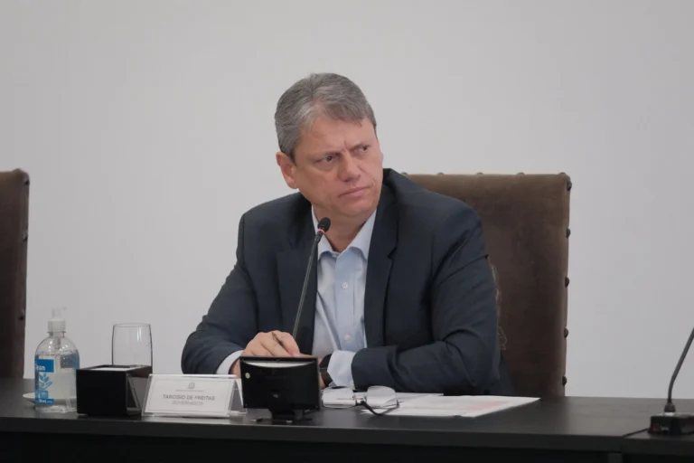 Análise: Tarcísio nacionaliza discurso e mira Lula