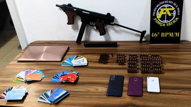 Homem é preso com submetralhadora e quase 100 cartões roubados em SP