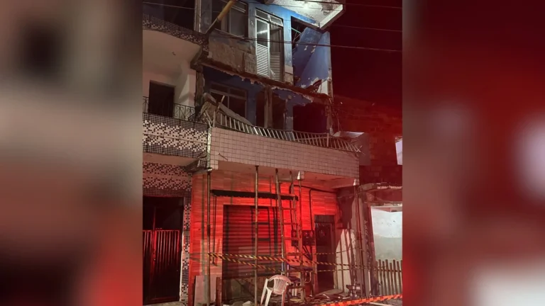 Desabamento de marquise deixa três mortos e oito feridos em Salvador