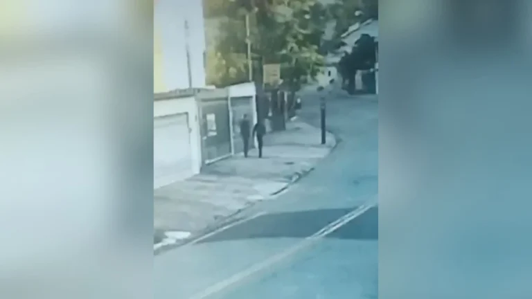 Polícia tenta identificar dupla vista saindo da casa de cabeleireiro morto