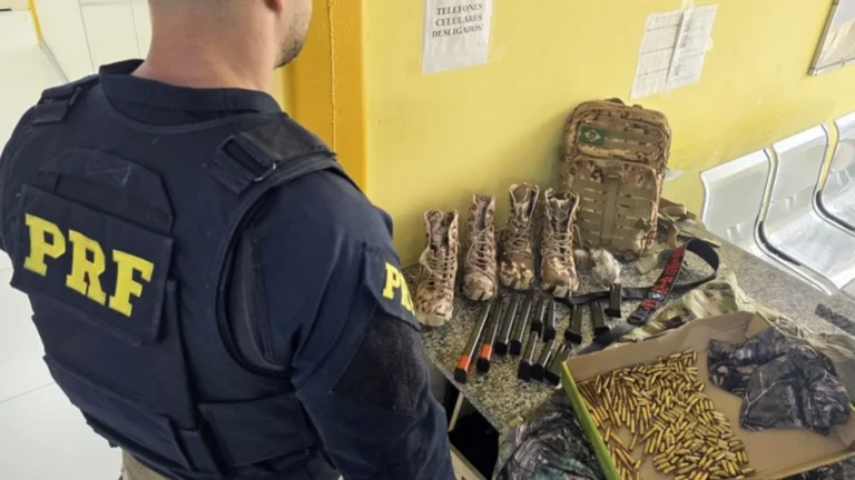 Dupla é presa com arma, munições e acessórios do CV no Rio