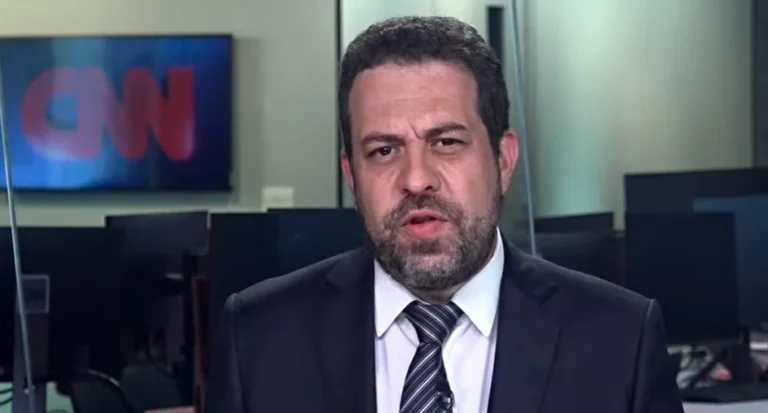 É inaceitável que tenhamos escala 6×1 no país, diz Guilherme Boulos