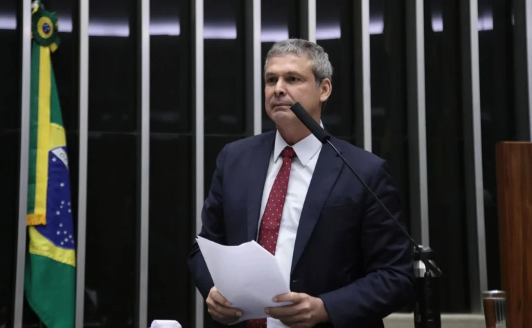 Hugo Motta rompe relação institucional com Lindbergh Farias, líder do PT