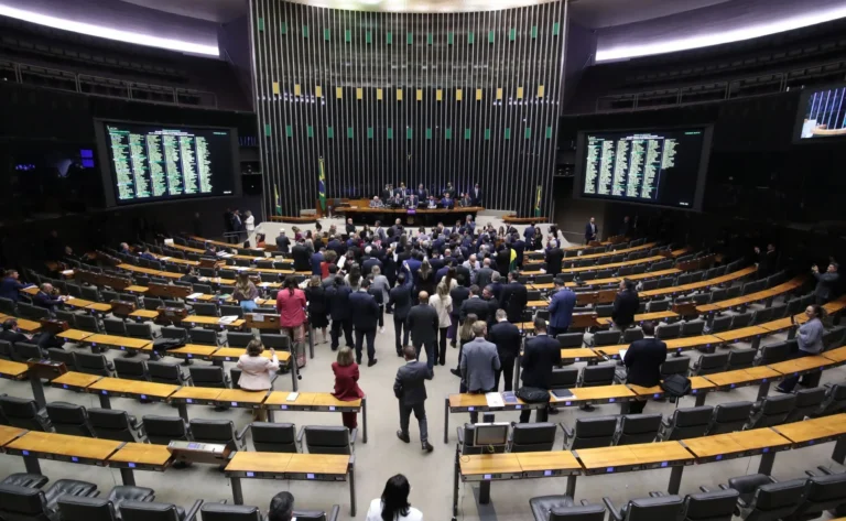Câmara aprova reajuste de 24% para servidores do Judiciário até 2028