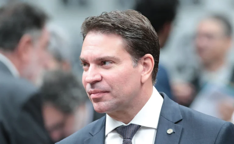 Câmara dos Deputados avalia cortar salário e verba de gabinete de Ramagem