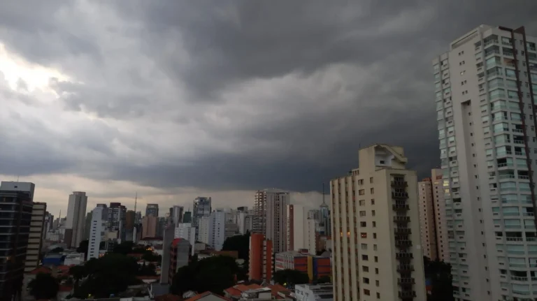 Semana começa com frio atípico, mas termômetros voltam a esquentar em SP