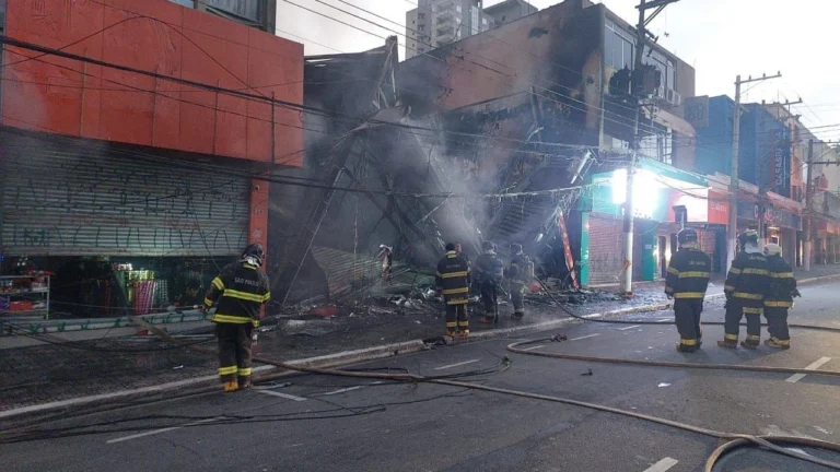Incêndio de grandes proporções atinge residências em São Bernardo do Campo
