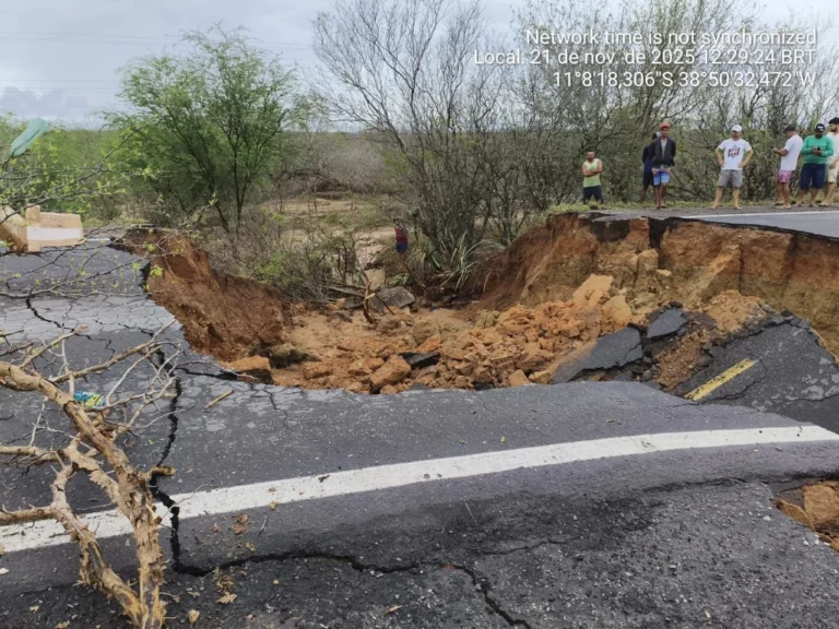 Cratera abre na BR-116 após temporal e interdita trecho de estrada na Bahia