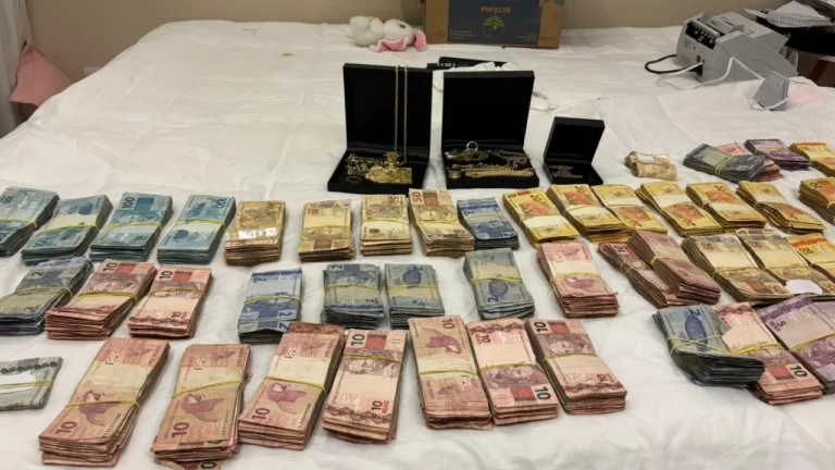 BA: advogada ligada à facção é presa com R$ 190 mil e joias de ouro