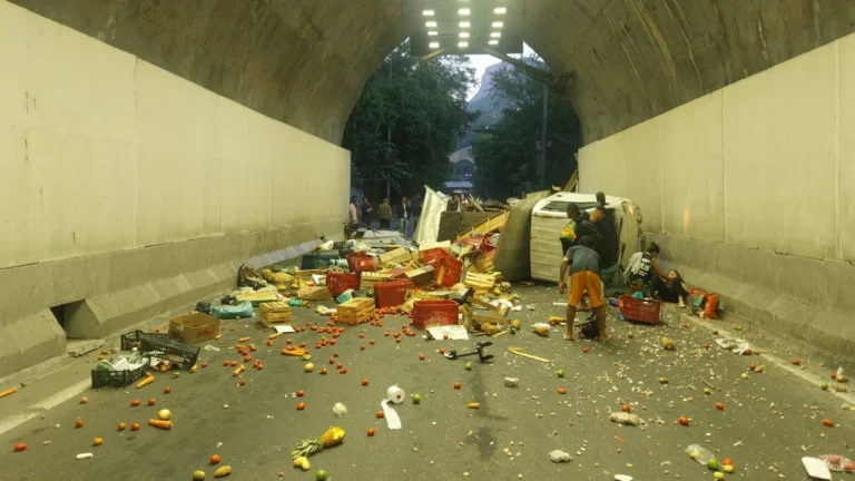 Caminhão de frutas tomba, deixa 3 feridos e fecha túnel Zuzu Angel no Rio