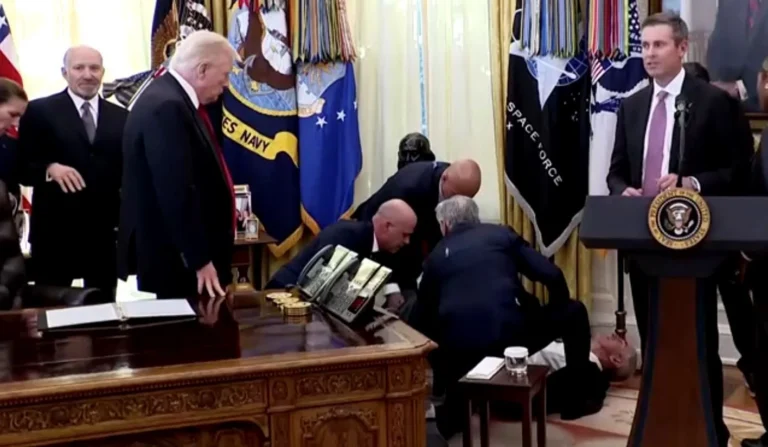 Vídeo: Homem cai ao lado de Trump na Casa Branca após passar mal