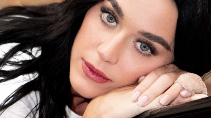 Katy Perry canta sobre amor que a deixou “sangrando” em “Bandaids”