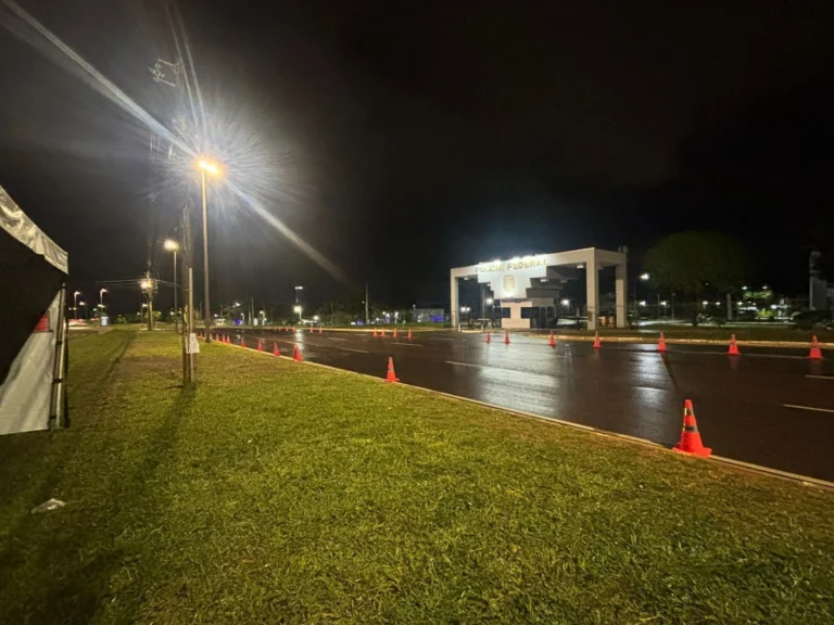 Em noite chuvosa, apoiadores deixam vigília por Bolsonaro em frente à PF
