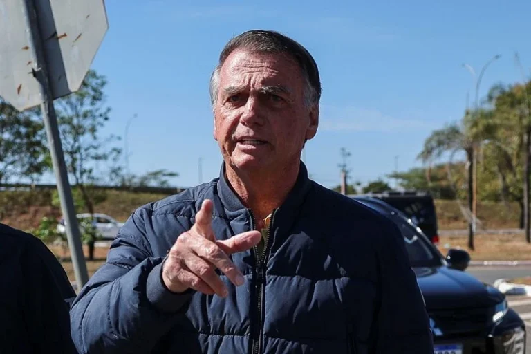 Bolsonaro teve tornozeleira trocada durante a madrugada