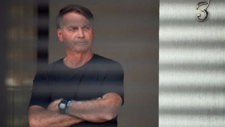 Bolsonaro deve passar por audiência de custódia neste domingo (23)