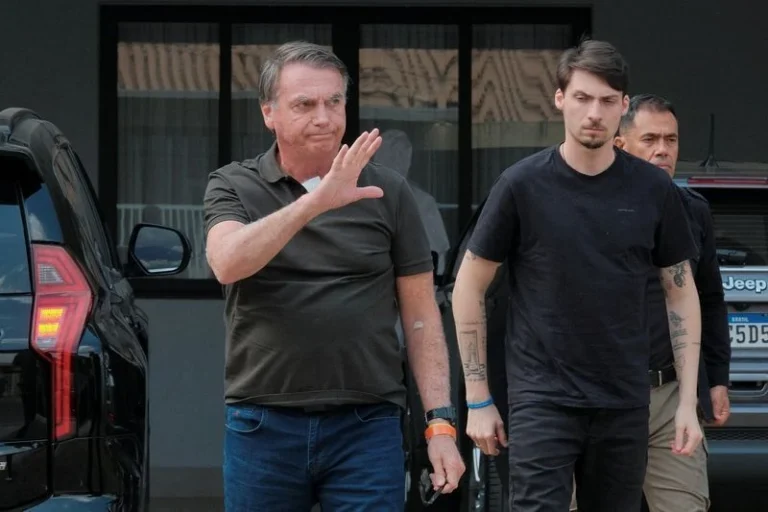 Filhos dizem que Bolsonaro estaria em crise e médicos foram acionados