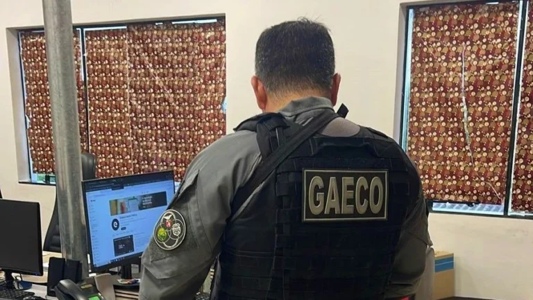 PR: Advogada é presa suspeita de entregar celulares a facção na prisão