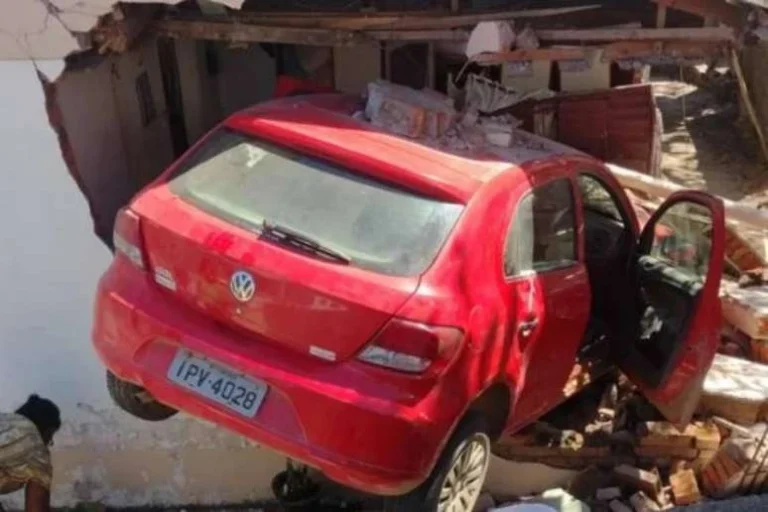 Carro invade casa após motorista perder o controle no RS