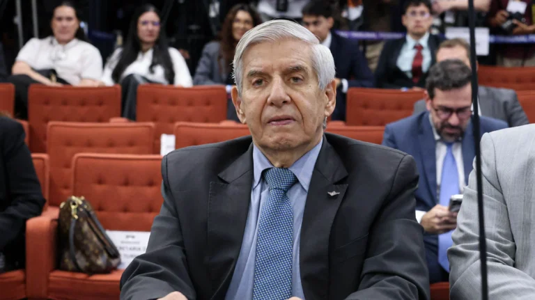 Estado de saúde pode agravar com regime fechado, diz defesa de Heleno