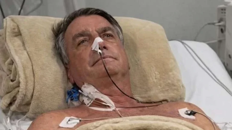 Carlos Bolsonaro explica estado de saúde do pai após cirurgia: Pode agravar