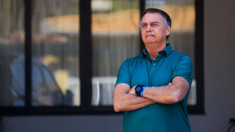 Entorno de Bolsonaro aposta em prisão domiciliar após cirurgia