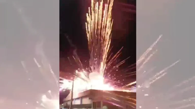 Vídeo: Fogos de artifício atingem público durante show de Natal no RS
