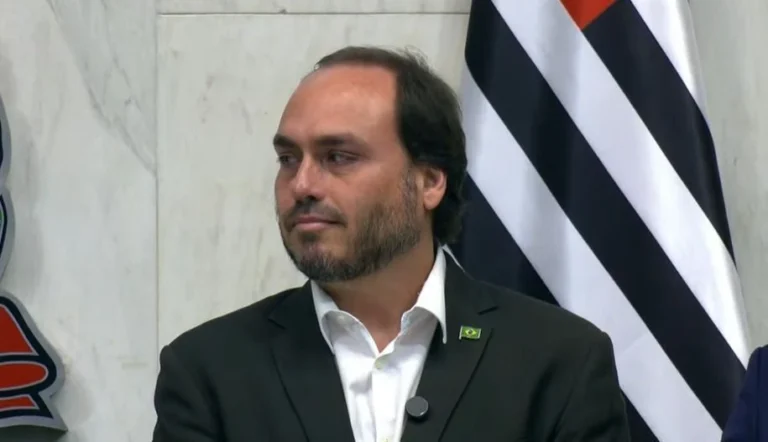 Carlos Bolsonaro chora na Alesp e desabafa sobre situação do pai