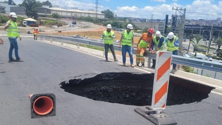 Cratera se abre na Castello Branco após temporal em SP; veja imagens