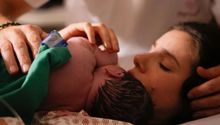 Camila Queiroz dá à luz primeira filha com Klebber Toledo; veja