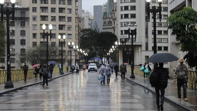 Defesa Civil de SP alerta para rajadas de vento e temporal nesta terça (16)