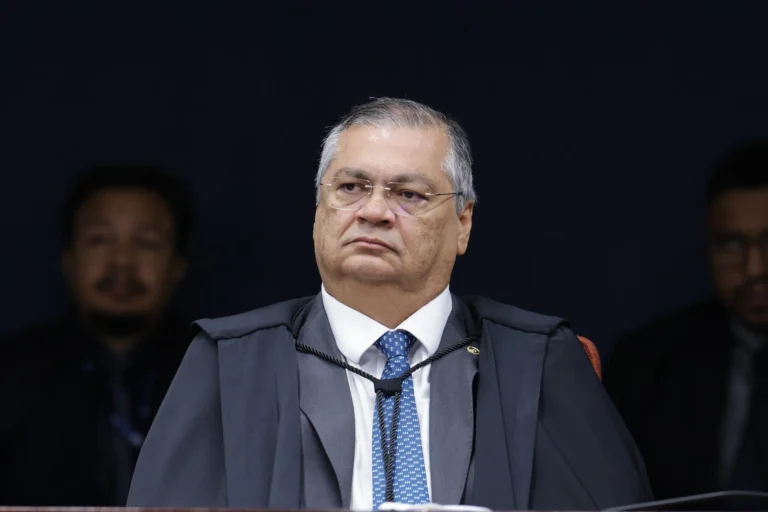 Com voto de Dino, STF condena cinco réus do núcleo 2 por unanimidade