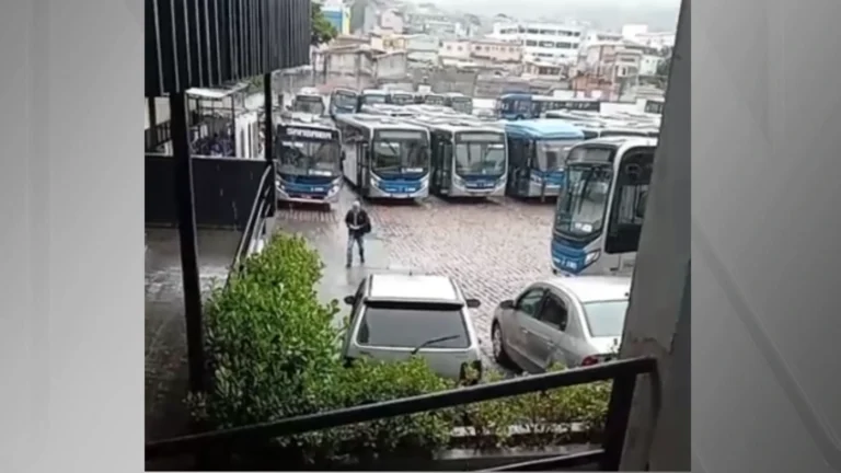 Trânsito recorde: greve de ônibus e chuva geram caos em SP