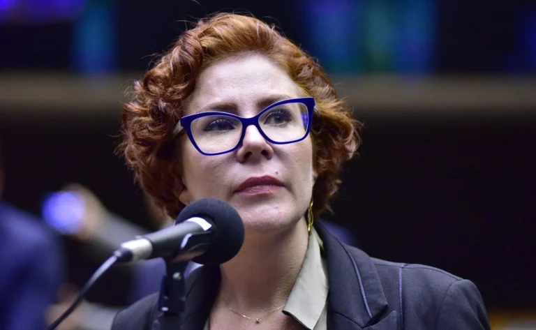 Análise: Renúncia de Zambelli é alívio em meio a impasse entre Câmara e STF