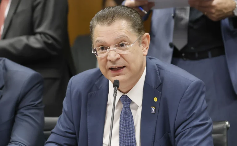 Bolsonaro deu aval para PL apoiar dosimetria sem anistia, diz Sóstenes