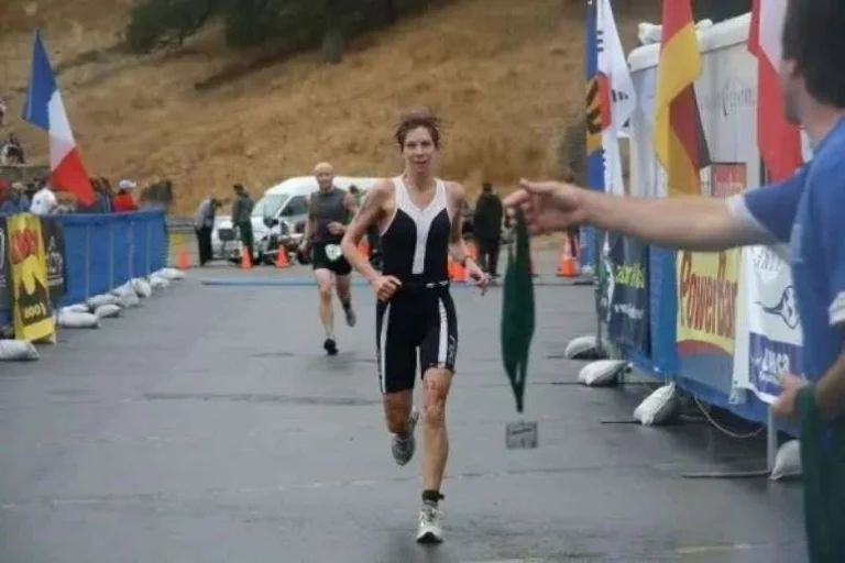 Triatleta é encontrada morta após ser atacada por tubarão durante treino nos EUA