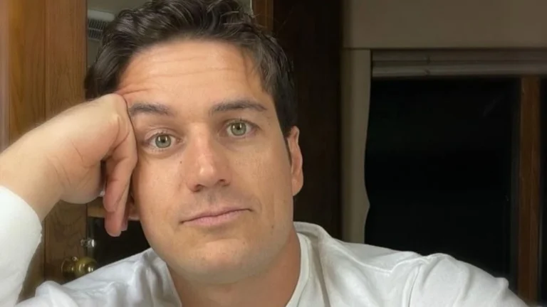 Marco Pigossi relembra medo de se declarar gay: “Maneira de sobreviver”