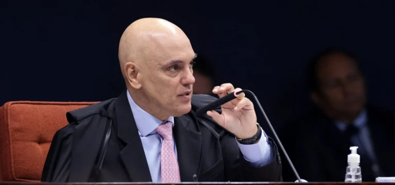 Após caso Master, senadores protocolam pedido de impeachment contra Moraes