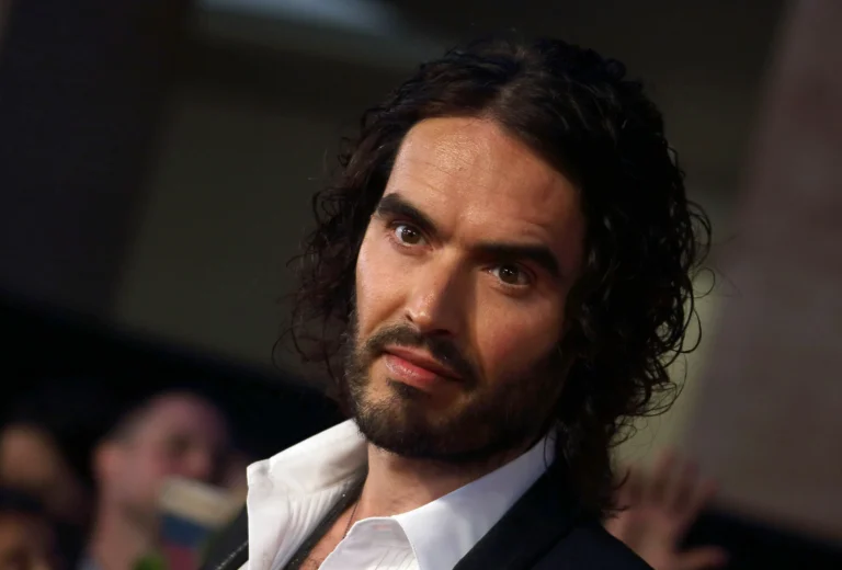 Russell Brand é acusado de mais 2 crimes sexuais, diz polícia britânica