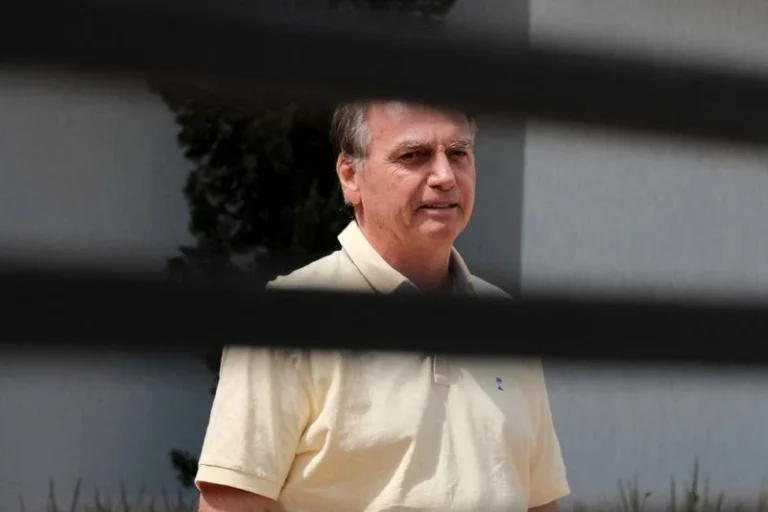 Bolsonaro completa um mês preso e aguarda definição de cirurgia
