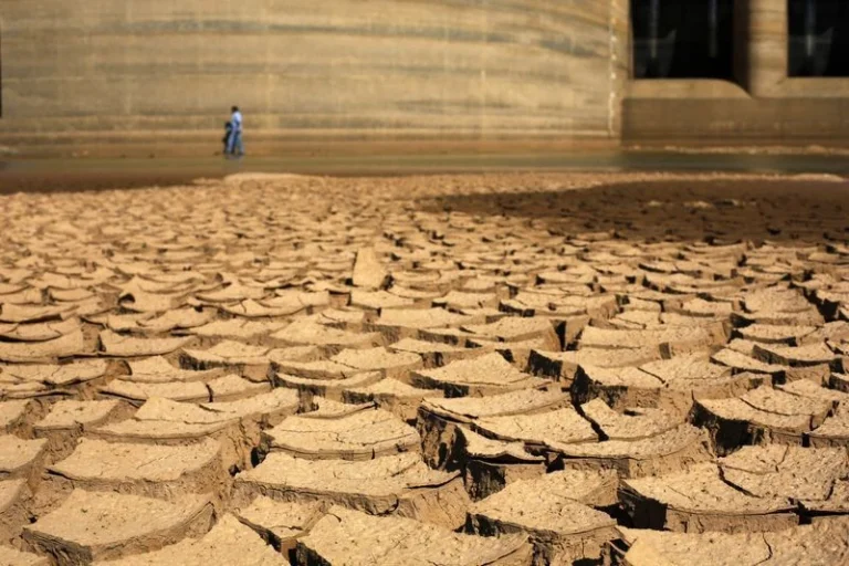 Consumo cresce e chuva diminui: reservatórios têm baixas recordes em SP