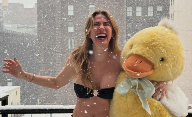 Após demissão da RedeTV!, Luciana Gimenez posa de biquíni na neve em NY