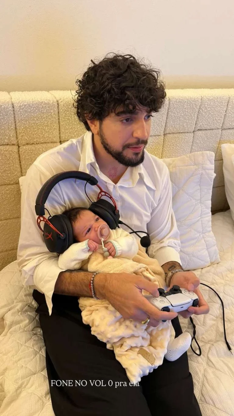 Fofura! Web reage ao ver Nattan jogando videogame com filha no colo