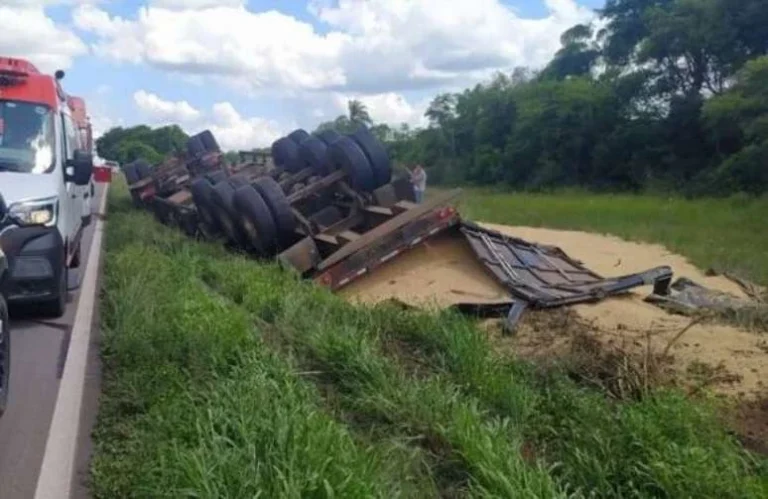 Jovem de 28 anos morre após caminhão sair da pista e capotar na BR-392, em São Sepé