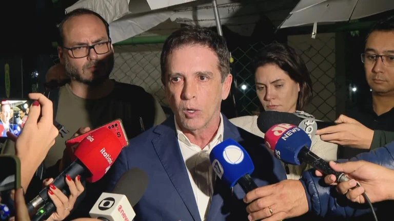Bolsonaro apresenta apatia, tontura e queda na pálpebra, diz médico