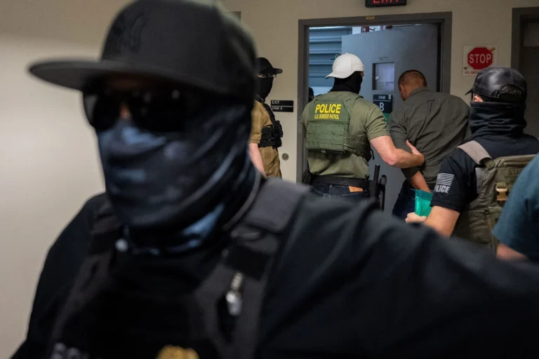 Governadora de Nova York quer proibir parcerias entre polícias e o ICE