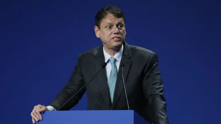 Tarcísio “decepciona” aliados ao recuar para bolsonarismo