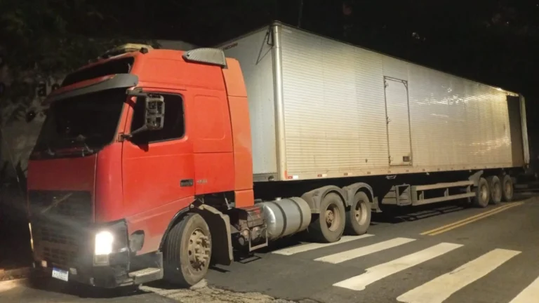 Motorista de caminhão é sequestrado e feito de refém por criminosos em SP