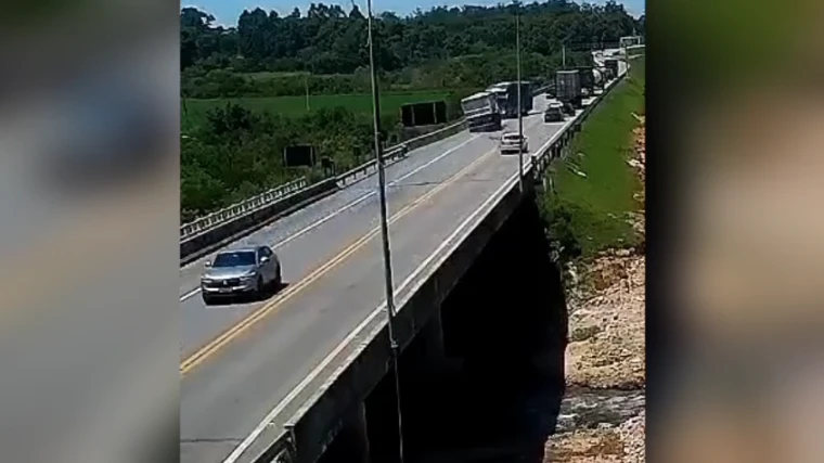Motorista que causou acidente com 11 mortos no RS alega distração com rádio