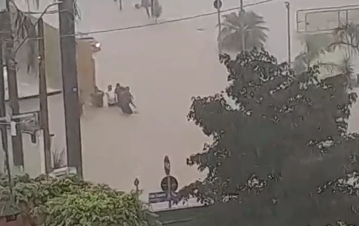 Policiais salvam família arrastada por enxurrada em Suzano (SP)